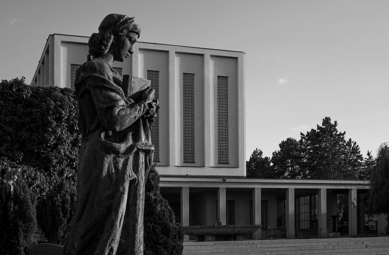 socha před strašnickým krematoriem